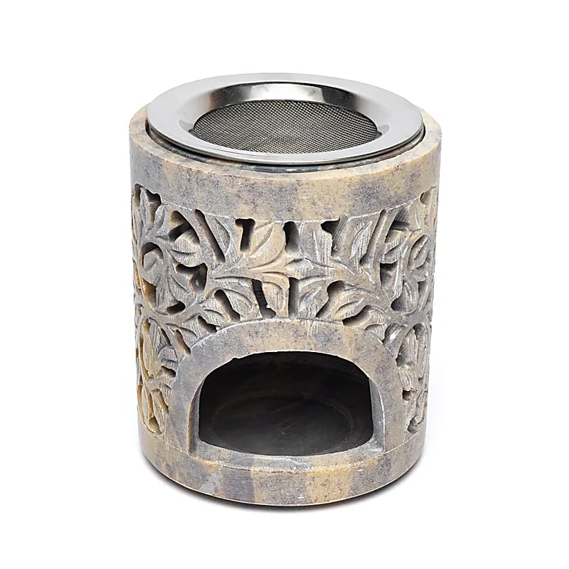 faragott zsírkő edény, amely alkalmas füstölőszerek rácson történő füstölésére és illóolajok párologtatására is.